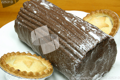 Image of yulelog and fruit pies