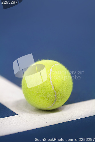 Image of tennis ball on a tennis court 