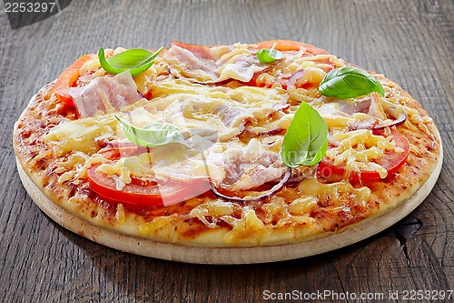 Image of Pizza with bacon and tomato