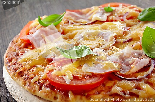 Image of Pizza with bacon and tomato