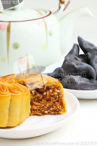 Image of Moon cake with tea and water caltrop