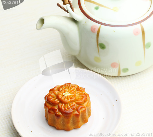 Image of Chinese teapot with moon cake 