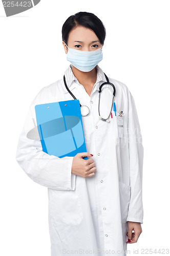 Image of Surgeon holding clipboard. Face covered with surgical mask