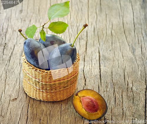 Image of plums in the basket