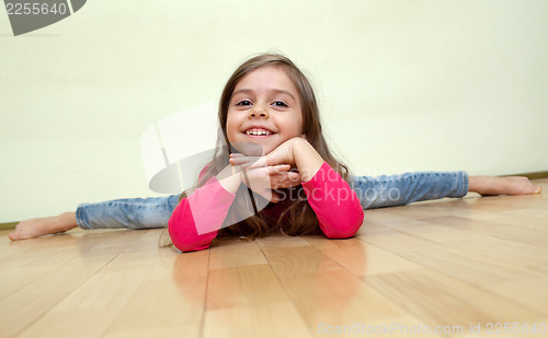 Image of Little girl sits on a splits