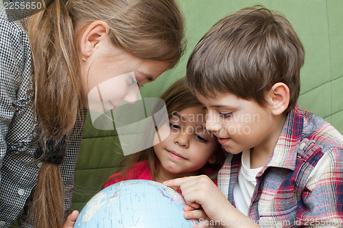 Image of Kids looking at globe