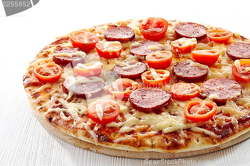 Image of Salami and tomato pizza