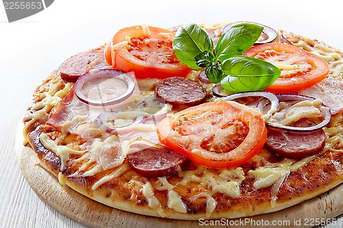 Image of Salami and tomato pizza