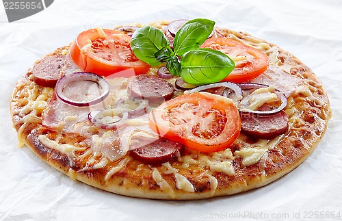 Image of Salami and tomato pizza