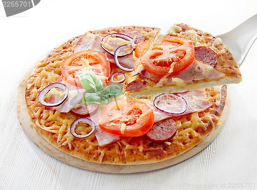 Image of Salami and tomato pizza