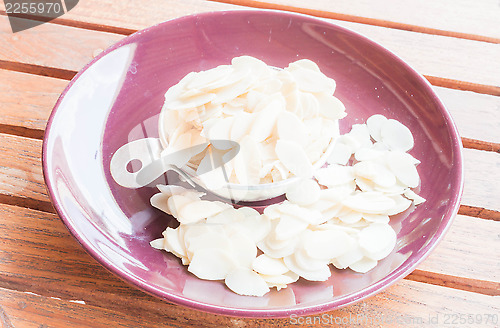 Image of Bakery raw sliced  almonds in measured cup 