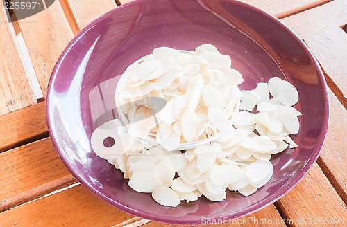 Image of Bakery raw sliced  almonds in measured cup 