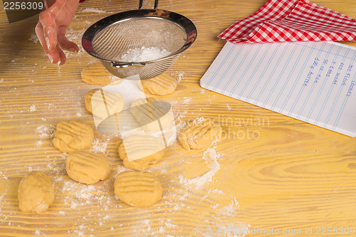Image of Icing sugar on cookies