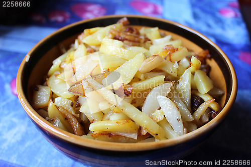 Image of plate full of tasty chips