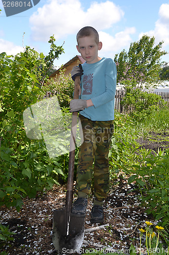 Image of the teenage boy with a shovel 