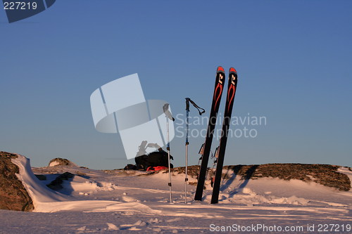 Image of skis on the horizon
