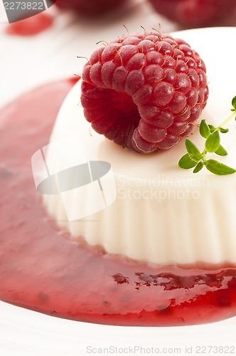 Image of Vanilla panna cotta with berry sauce