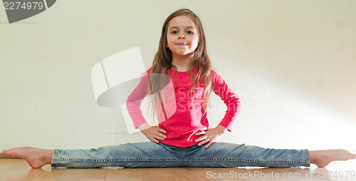 Image of Little girl sits on a splits