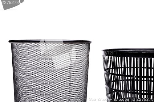 Image of metal trash can and fragment plastic trash can.