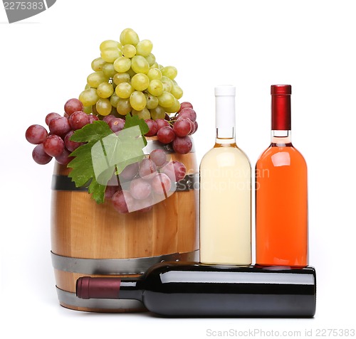 Image of barrel and bottles of wine and ripe grapes