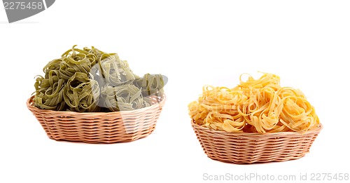 Image of Tagliatelle paglia e fieno at round woven straw baskets.