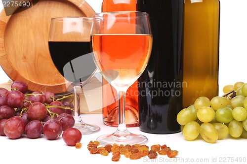 Image of bottles and glasses of wine and ripe grapes