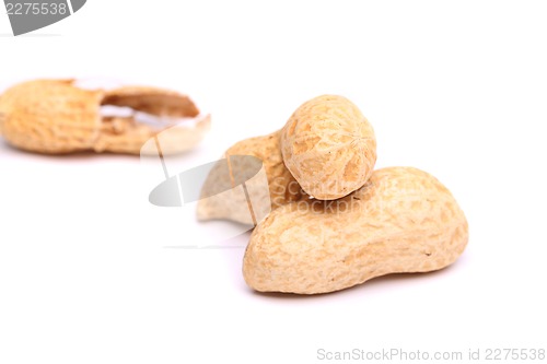 Image of Three peanuts in closeup and peel