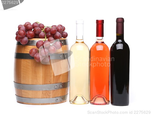 Image of barrel and bottles of wine and ripe grapes