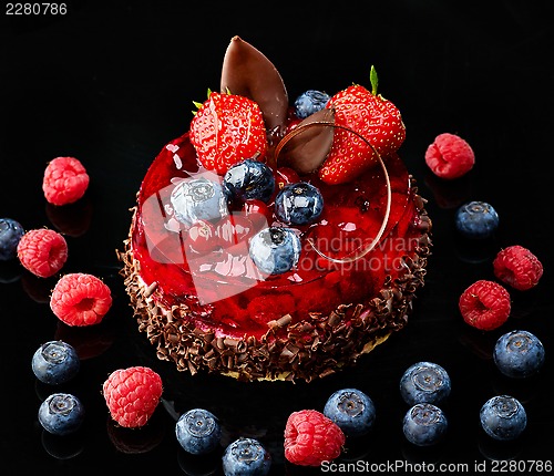 Image of Cake with fresh berries and chocolate