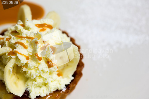 Image of A fresh banana cream pie
