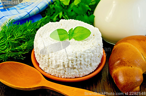 Image of Curd with spoon and bagel on the board