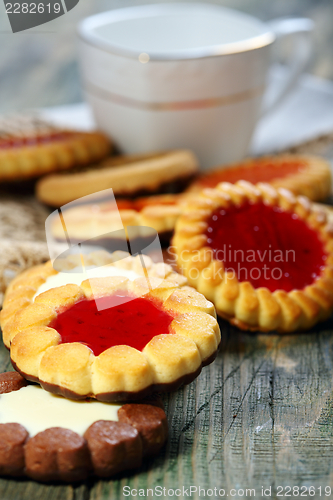 Image of Cup and biscuit with jelly filling.
