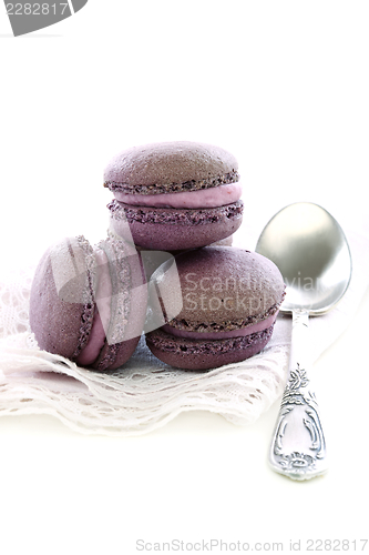 Image of Macaroons and teaspoon.