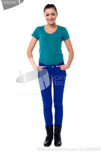 Image of Pretty woman with hands in jeans pocket