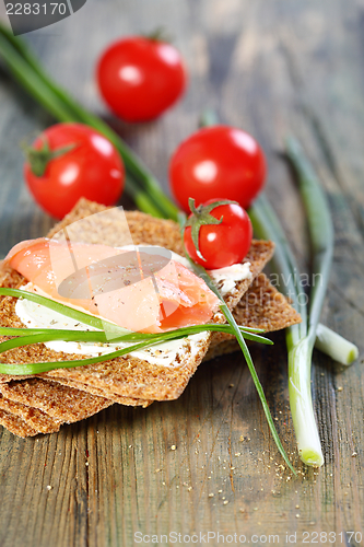 Image of Bread with salmon and chives.