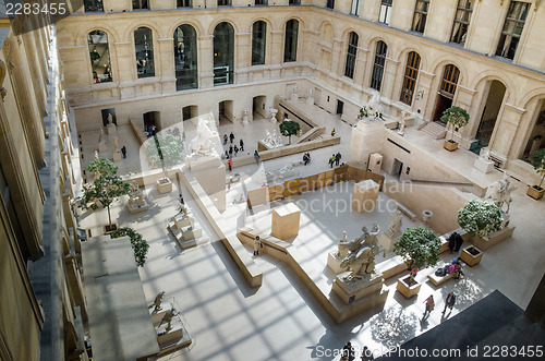 Image of trippers in the visit of Louvre Museum 