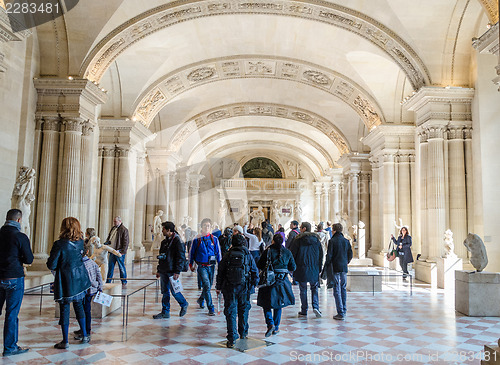 Image of trippers in the visit of Louvre Museum 