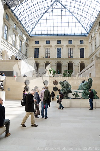 Image of trippers in the visit of Louvre Museum 