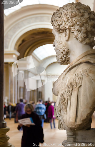 Image of trippers in the visit of Louvre Museum 