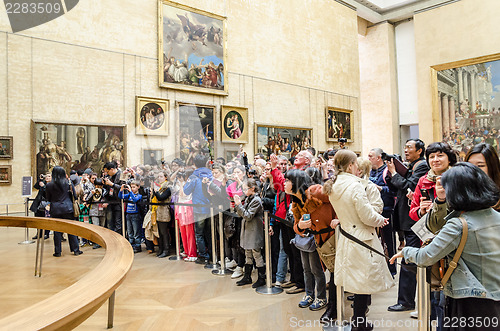 Image of Visitors admire the portrait of Mona Lisa