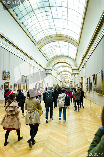 Image of trippers in the visit of Louvre Museum 