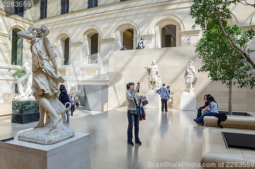 Image of trippers in the visit of Louvre Museum 