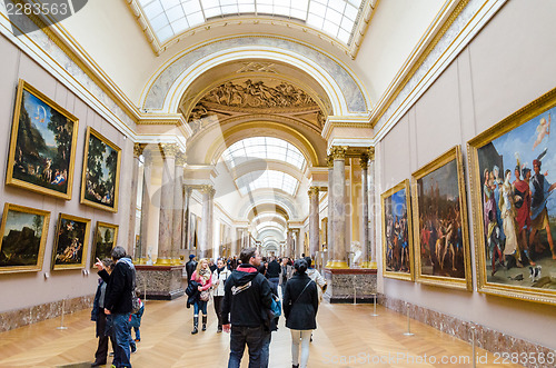 Image of trippers in the visit of Louvre Museum 
