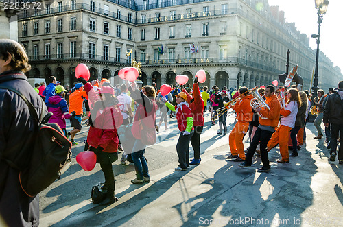 Image of Spectators and participants of the annual Paris Marathon on the 