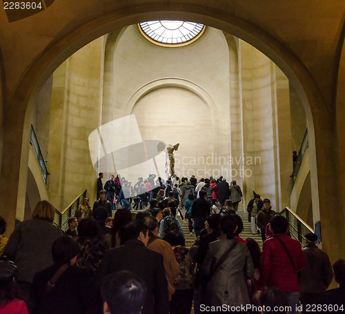 Image of trippers admire Winged Victory of Samothrace, also called the Ni