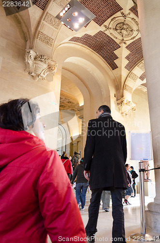 Image of trippers in the visit of Louvre Museum 