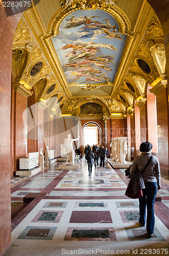 Image of trippers in the visit of Louvre Museum 