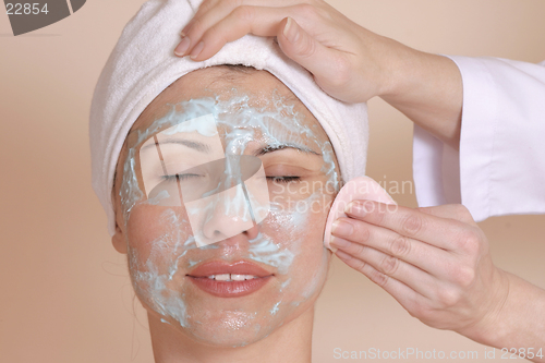 Image of Therapist removing moisture mask