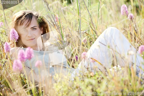 Image of adult brunette woman smiling in summertime outdoor