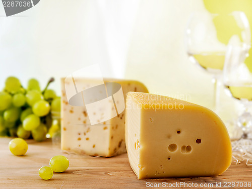 Image of fresh cheese and green grape